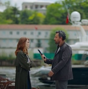 Encuentro de Zeynep y Veli en el paseo marítimo