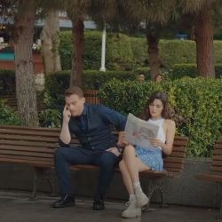 Esposados en el parque