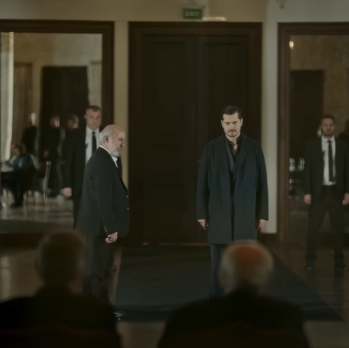 Nurset quiere que Eşref le bese la mano