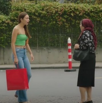 Şerife le pide a Nazlı que vuelva a casa 