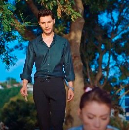 Ozan le pide a Esra que vuelva a la empresa