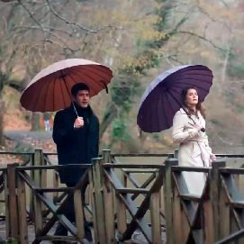 Nalan pasea por el bosque con Hayri