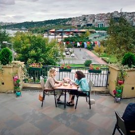 Inci le pide ayuda a Esra