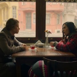 Kübra le cuenta a Derya la proposición de Emir