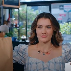 Esra comprando cafés