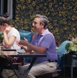 Yalçin pillado con una mujer