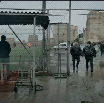 Eşref apadrina a un huerfáno