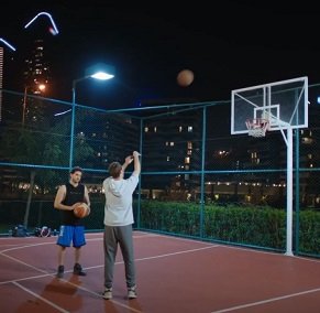 Sarp y Can jugando al baloncesto
