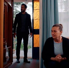 Casas Kuzgun y Dila y escaleras