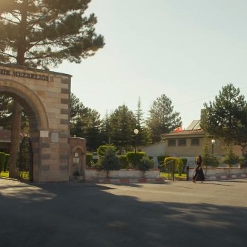 Feraye visita la tumba de su madre