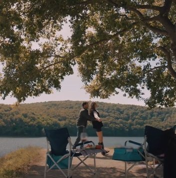 Mona organiza una cena en el campo