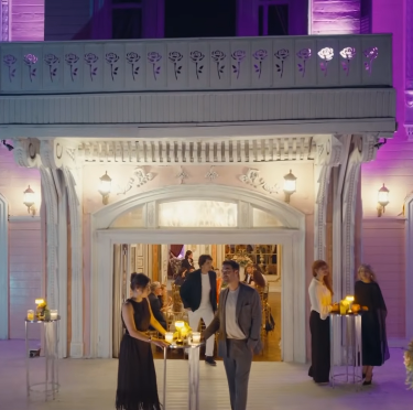 Aslı y Can van de cena con la empresa