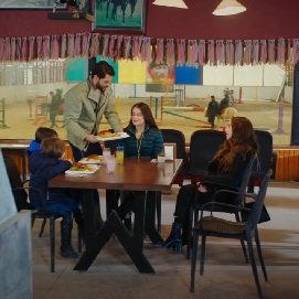 Cemal lleva a los niños al club de hípica 