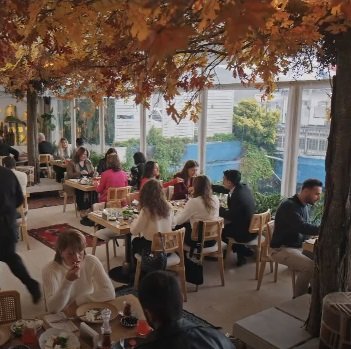 Seyran desayuna con sus padres