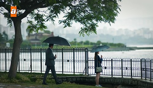 Conversación bajo la lluvia