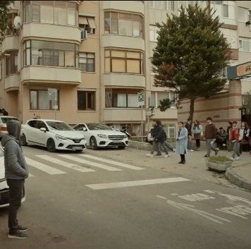 El instituto de Emine, Eda y Yaman