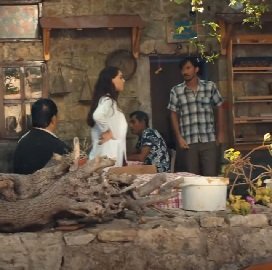 Efsun enfadada con el marido de una paciente