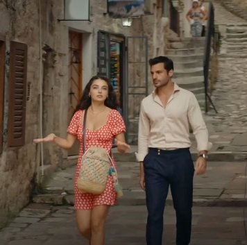 Sevda le enseña a Kerem la ciudad