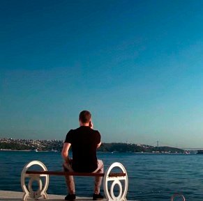 Sarp hablando con Sinan