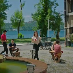 Tuğce se cita con Ada