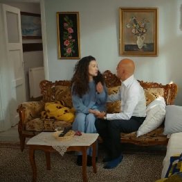 Meral y Raci en casa de su amigo