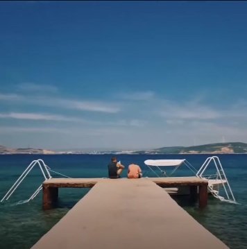 Charlando en el muelle