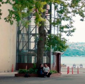 Eylül sacando de apuros a Mehmet