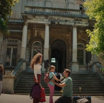 Ömer, Asiye y Emel en el orfanato