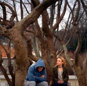 Asli y Ali hablan en el parque