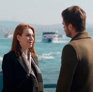 Encuentro de Kadir y Zeynep en el Puente Galata