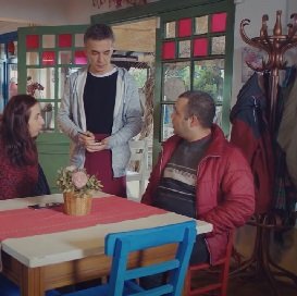 Uğur encuentra un trabajo