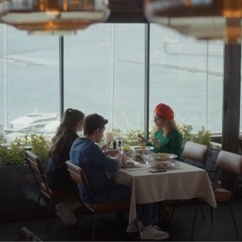 Bahar desayunando con sus hijos