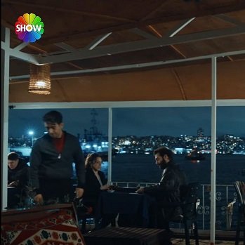 Kara invita a Zeynep a tomar té