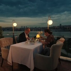 Celebrando su regreso a Estambul