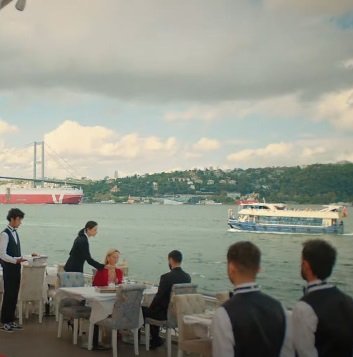 Firat intentando lograr el perdón de Züleyha