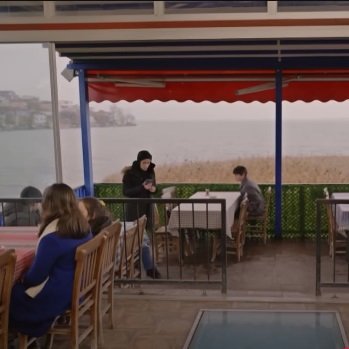 Münevver decide huir a Estambul