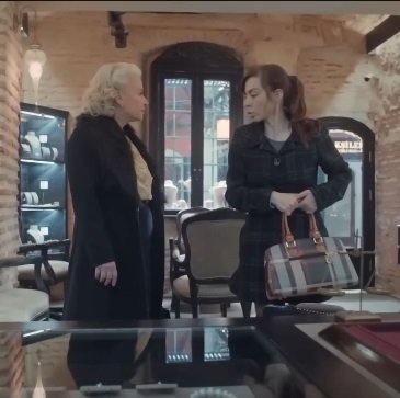 Senem atrapada vendiendo la joya robada