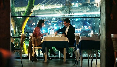 La cena romántica de Ilgaz y Ceylin