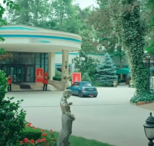 Sinan acude con Pelin a una competición de Chefs